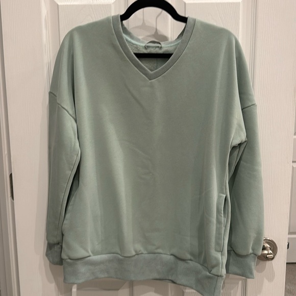 Royal + Reese Tops - Royal + Reese - Sweatshirt - Size small